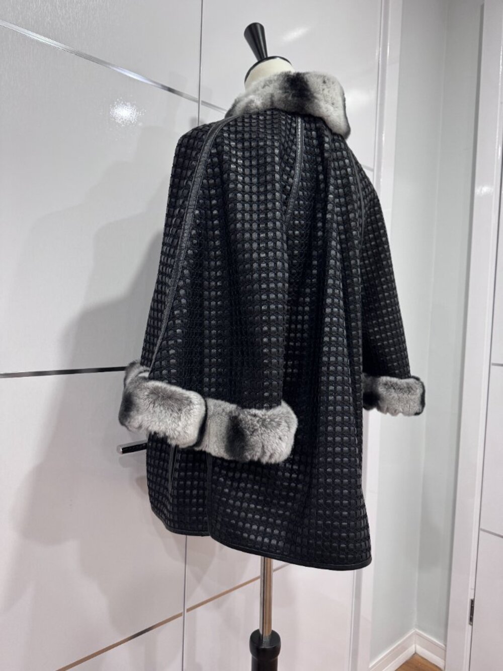 Leather Black cape with natural fur New, Size M - Picture 12 of 17
